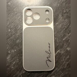 Iphone 17 pro case silver